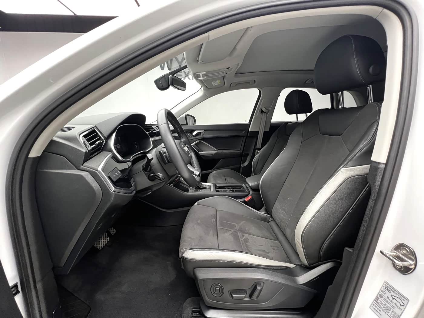 Audi Q3 1.4 л 2022 г. Белый, пробег 36000 км
