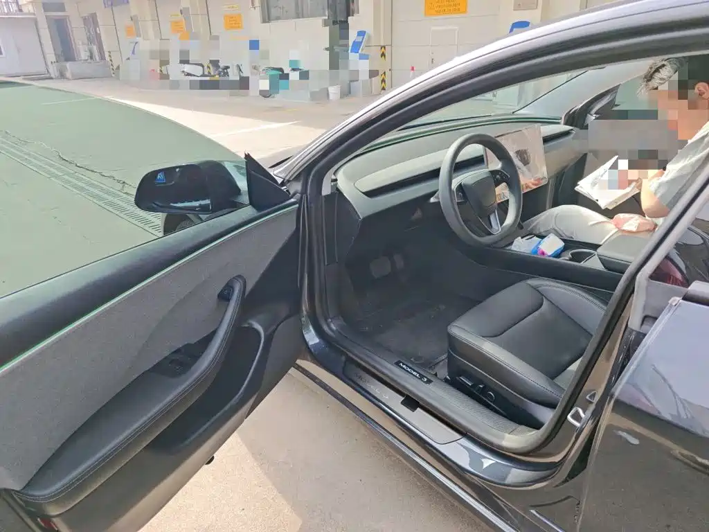 Tesla Model 3 — миниатюра 17
