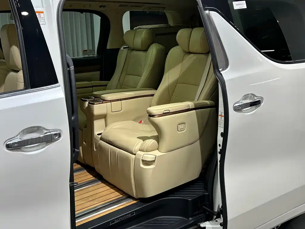 Toyota Alphard — миниатюра 16