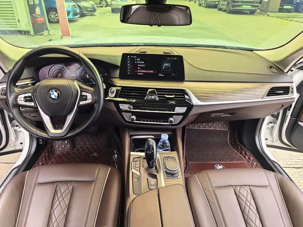BMW 5 Series New Energy — миниатюра 9