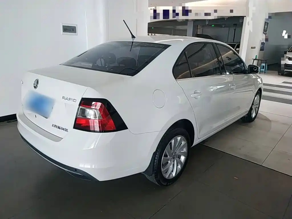 Skoda Rapid — миниатюра 7