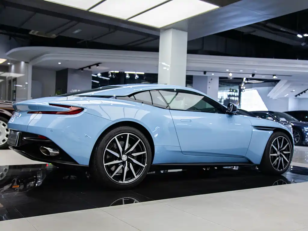 Aston Martin DB11 4.0T V8 Coupe, фото 12