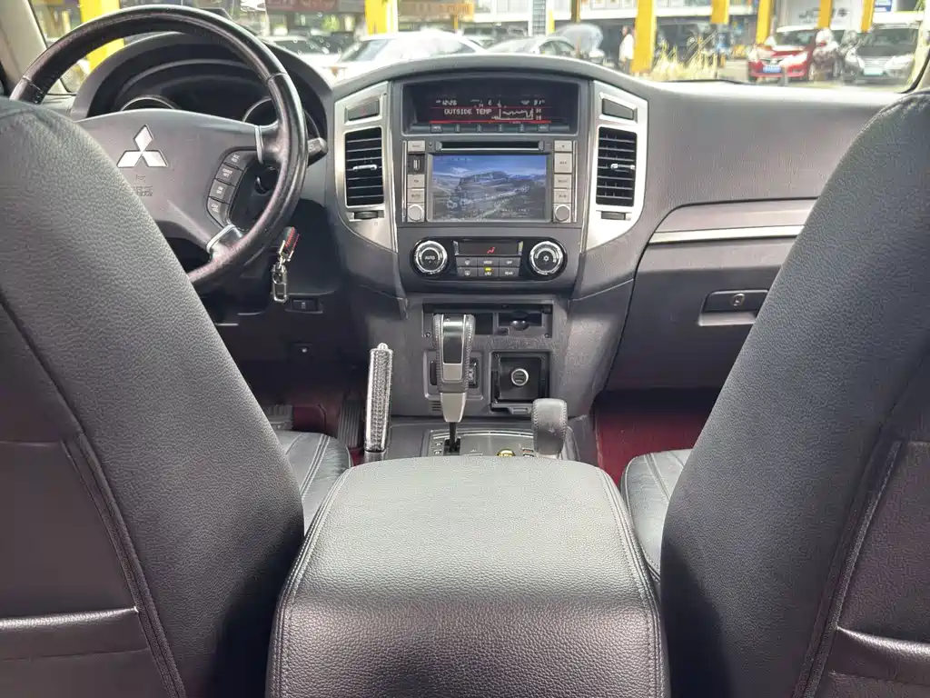 Mitsubishi Pajero (Import) — миниатюра 6