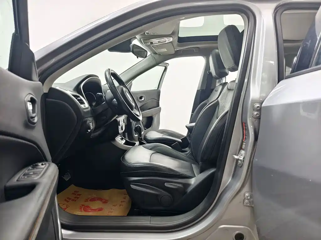 Jeep Compass — миниатюра 10