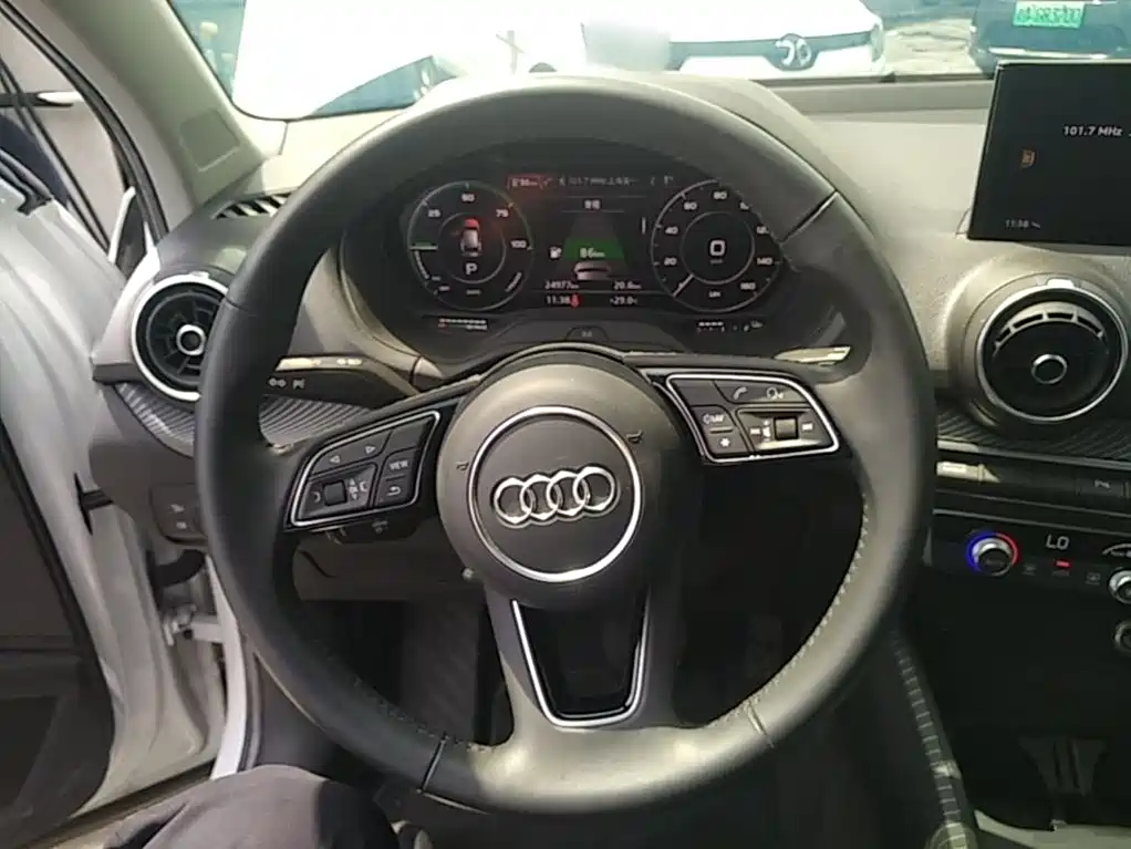 Audi Q2L e-tron — миниатюра 11
