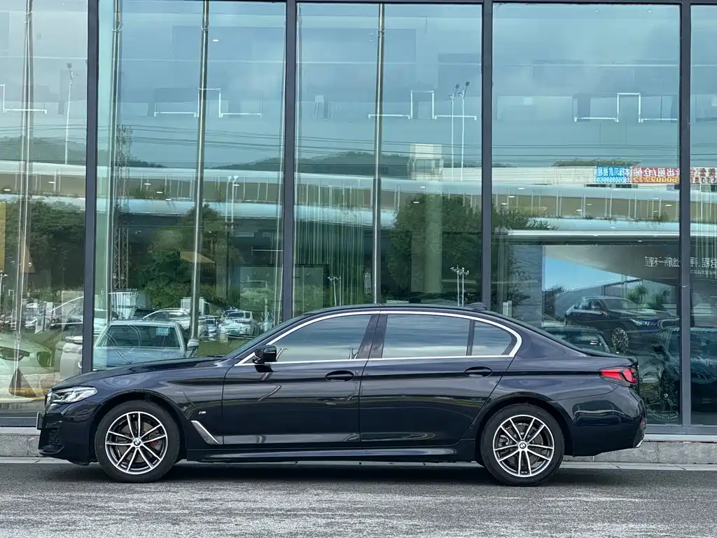 BMW 5 Series — миниатюра 12