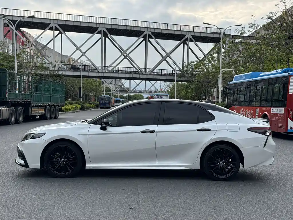 Toyota Camry — миниатюра 3