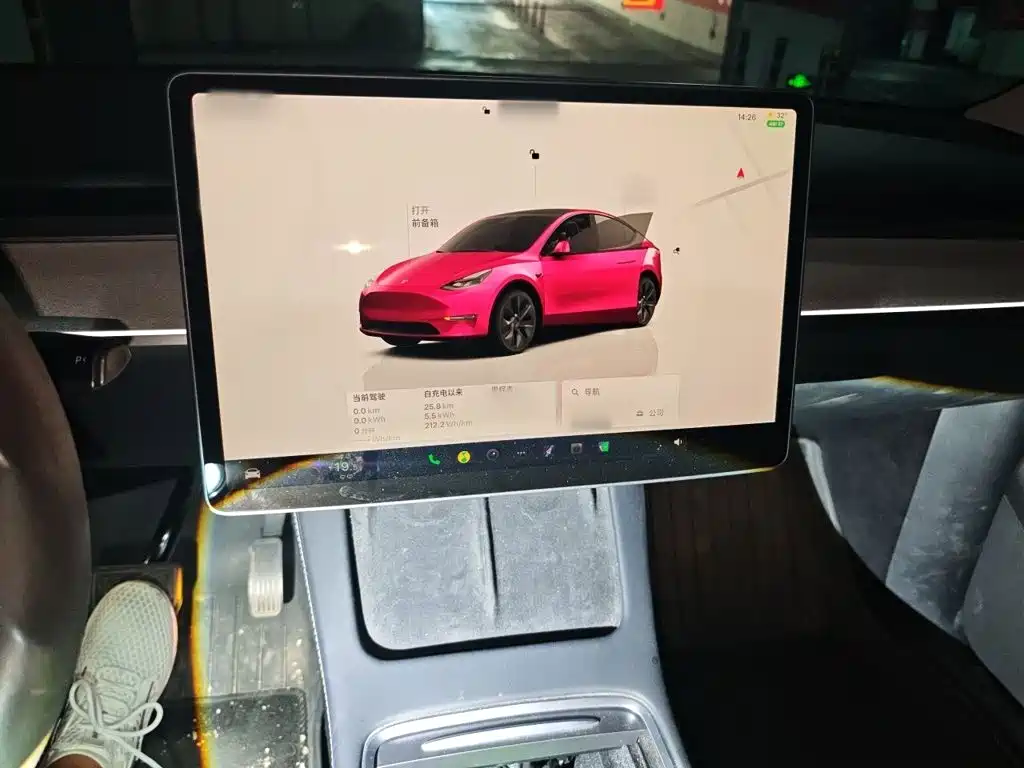 Tesla Model Y — миниатюра 6