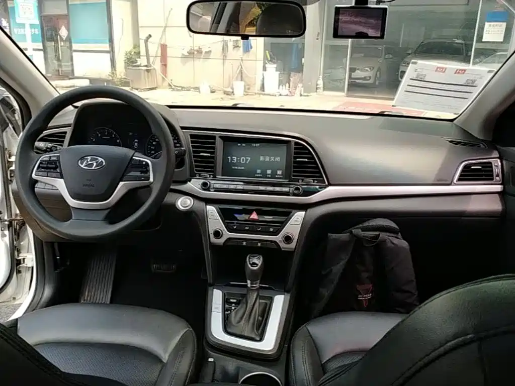 Hyundai Elantra — миниатюра 10