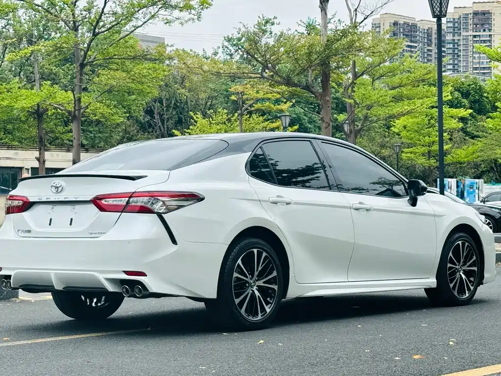 Toyota Camry — миниатюра 5