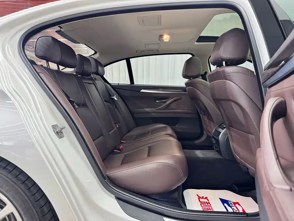 BMW 5 Series — миниатюра 17