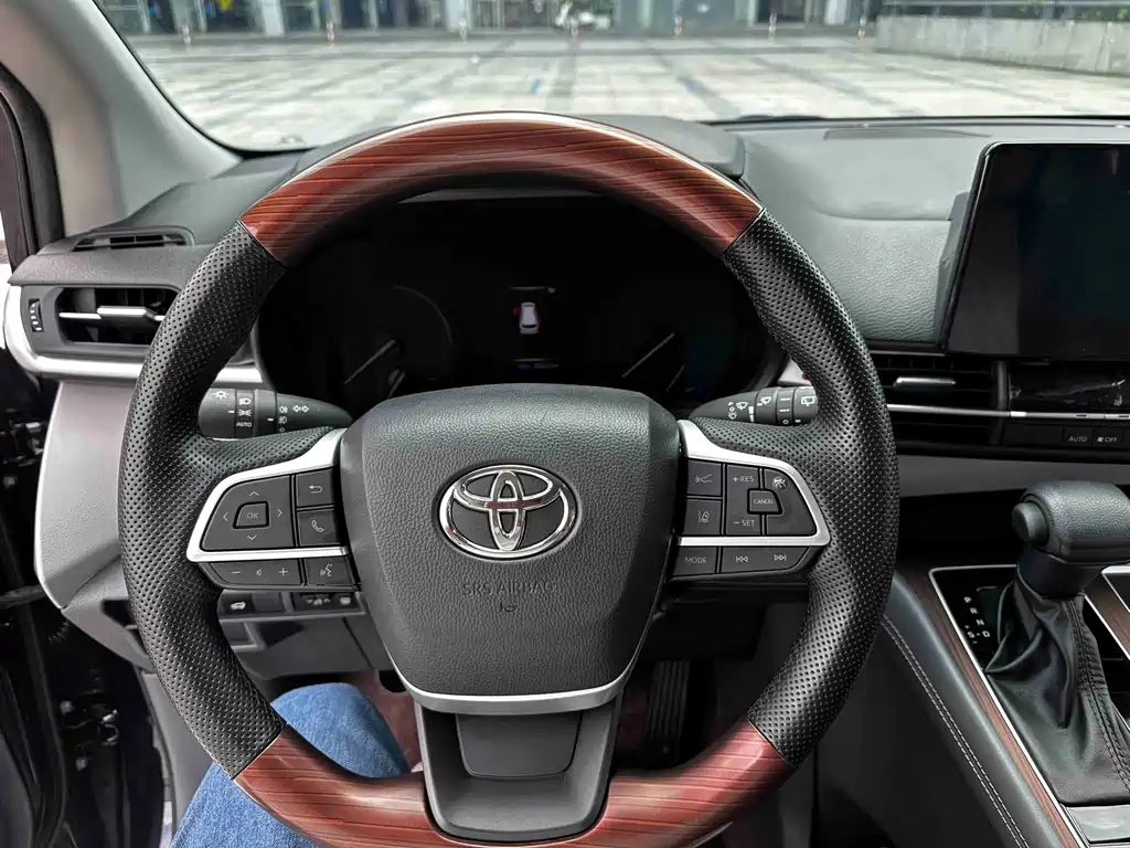 Toyota Sienna — миниатюра 11