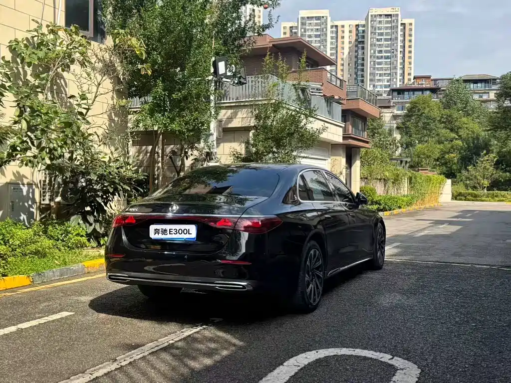 Mercedes-Benz E-Class — миниатюра 9