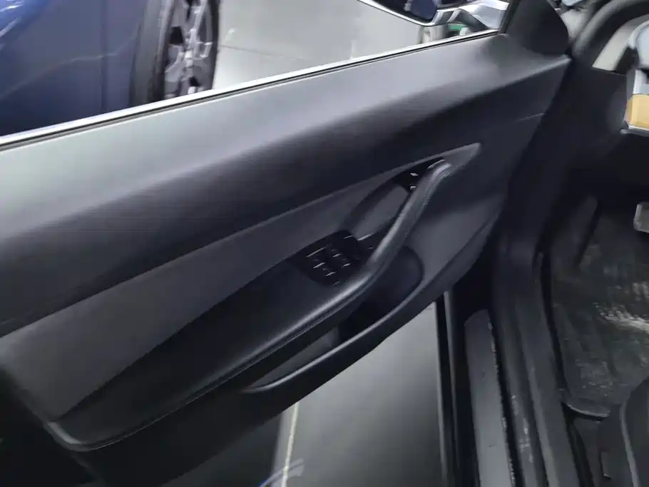 Tesla Model 3 — миниатюра 7