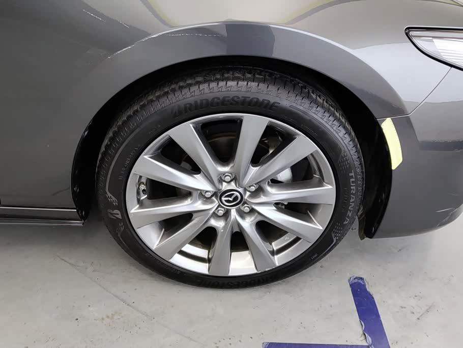 Mazda Mazda3 Axela 2.0 л 2022 г. Серебристо-серый, пробег 25500 км