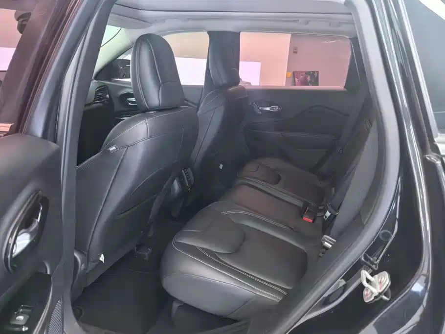 Jeep Cherokee — миниатюра 11
