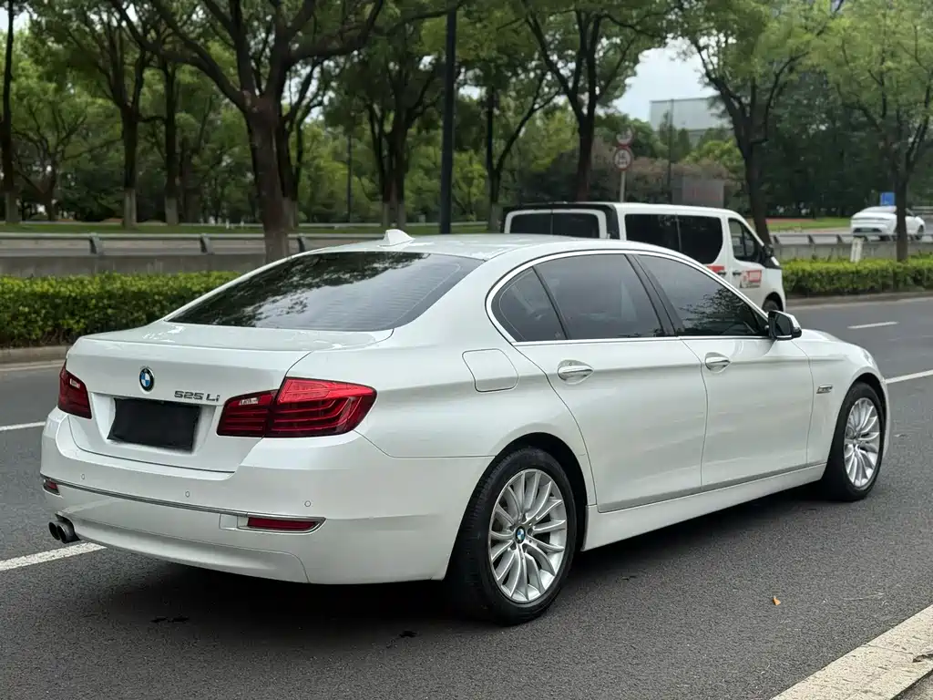 BMW 5 Series — миниатюра 9