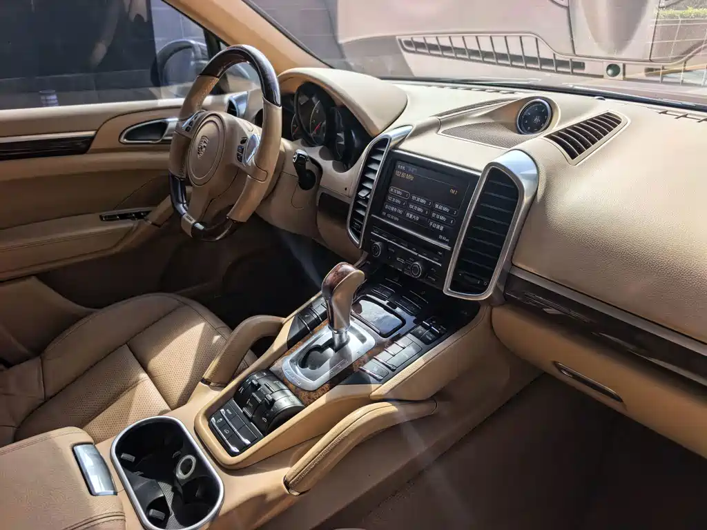 Porsche Cayenne — миниатюра 10
