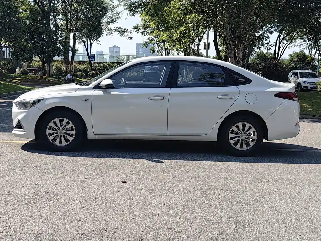 Hyundai Elantra — миниатюра 10