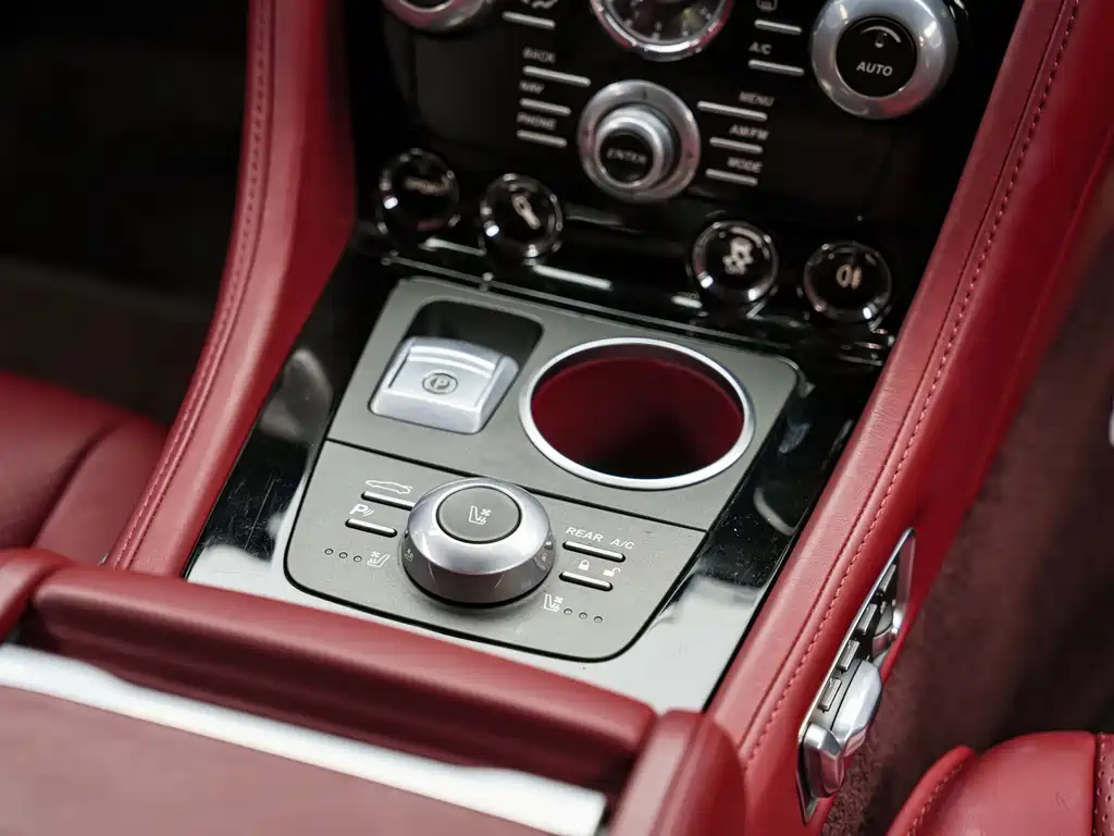 Aston Martin Rapide — миниатюра 15
