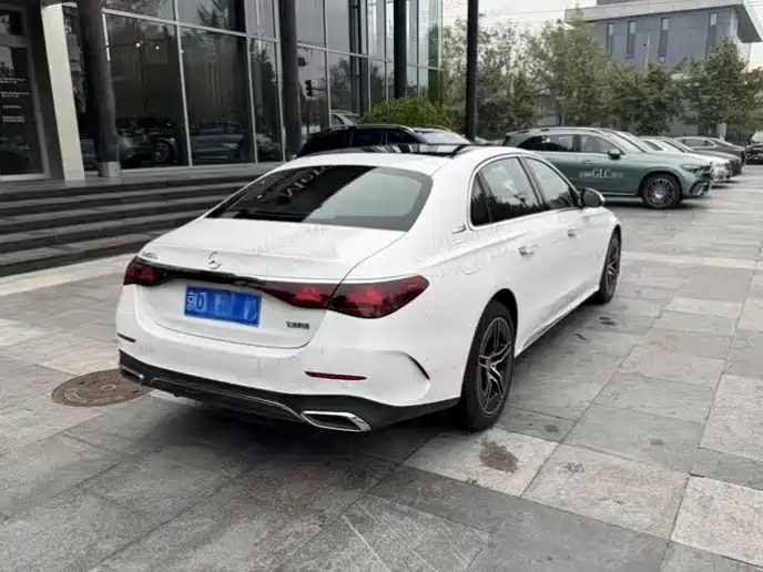 Mercedes-Benz E-Class — миниатюра 2