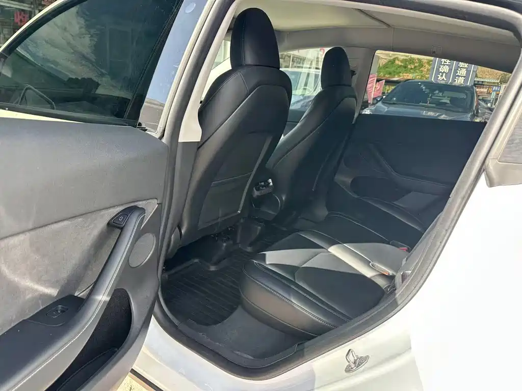 Tesla Model Y — миниатюра 6