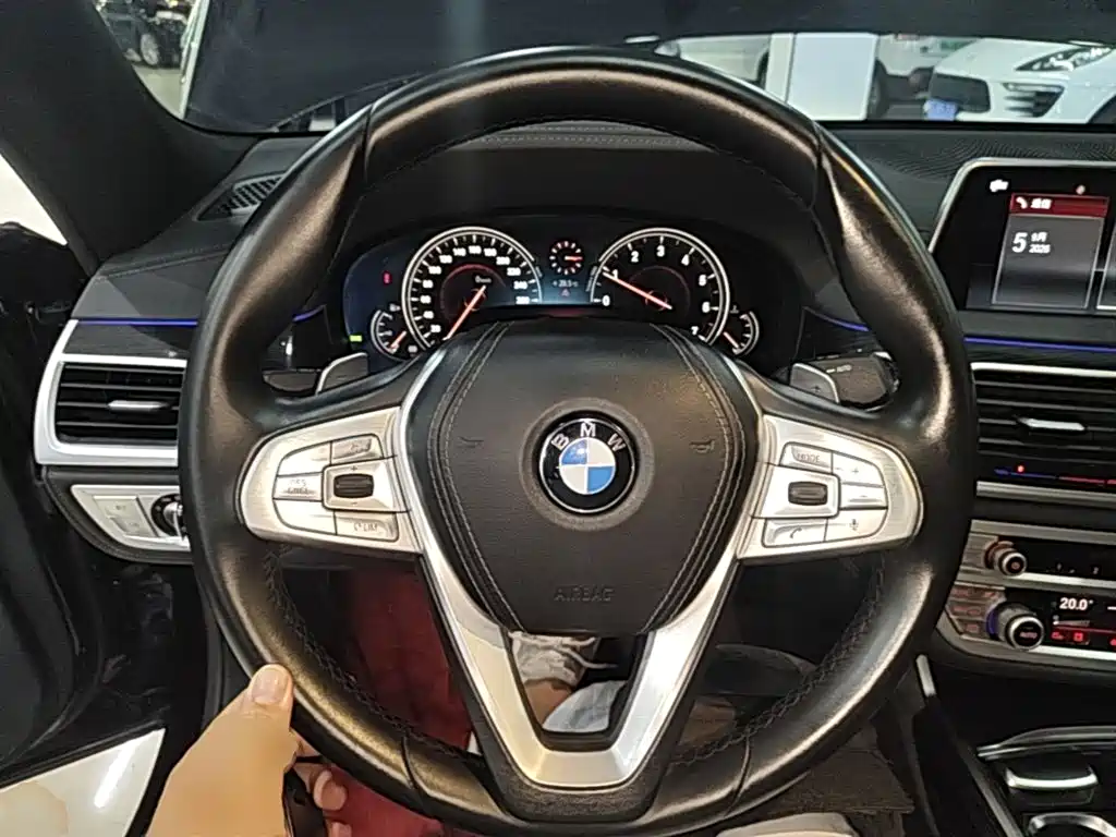 BMW 7 Series — миниатюра 11