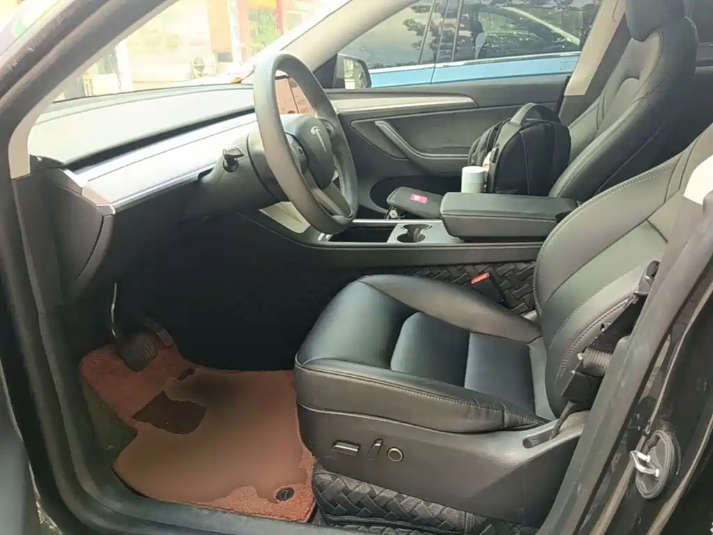 Tesla Model Y — миниатюра 15