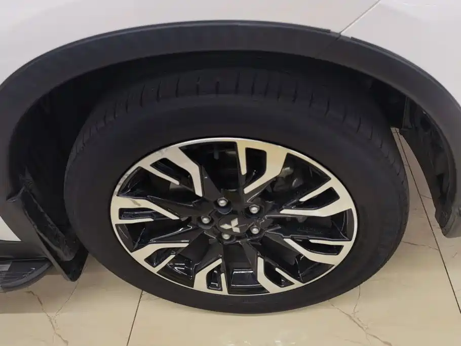 Mitsubishi Outlander — миниатюра 6