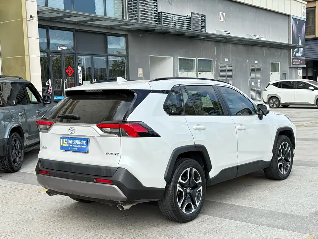 Toyota RAV4 — миниатюра 6