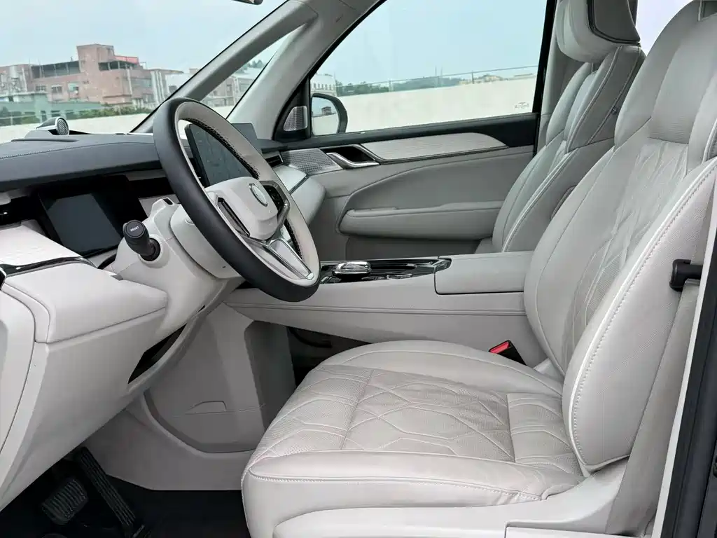 Volvo EM90 2025 Ultra мест