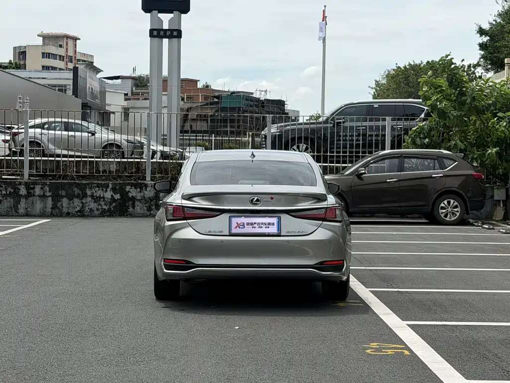 Lexus ES — миниатюра 5