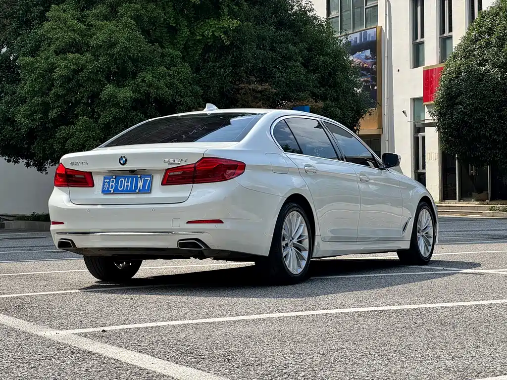 BMW 5 Series — миниатюра 5