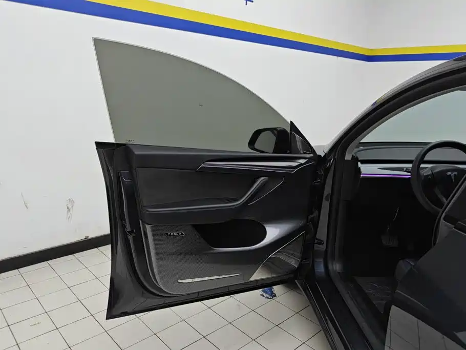 Tesla Model Y — миниатюра 7
