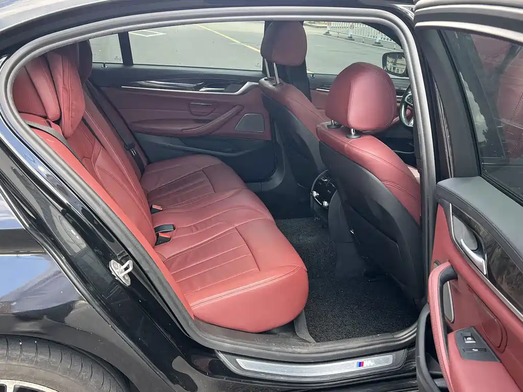 BMW 5 Series — миниатюра 7