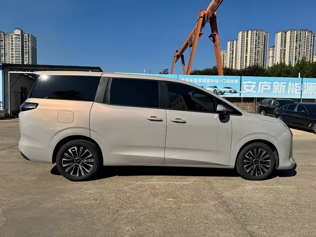 Wuling Xingguang 730 New Energy — миниатюра 8