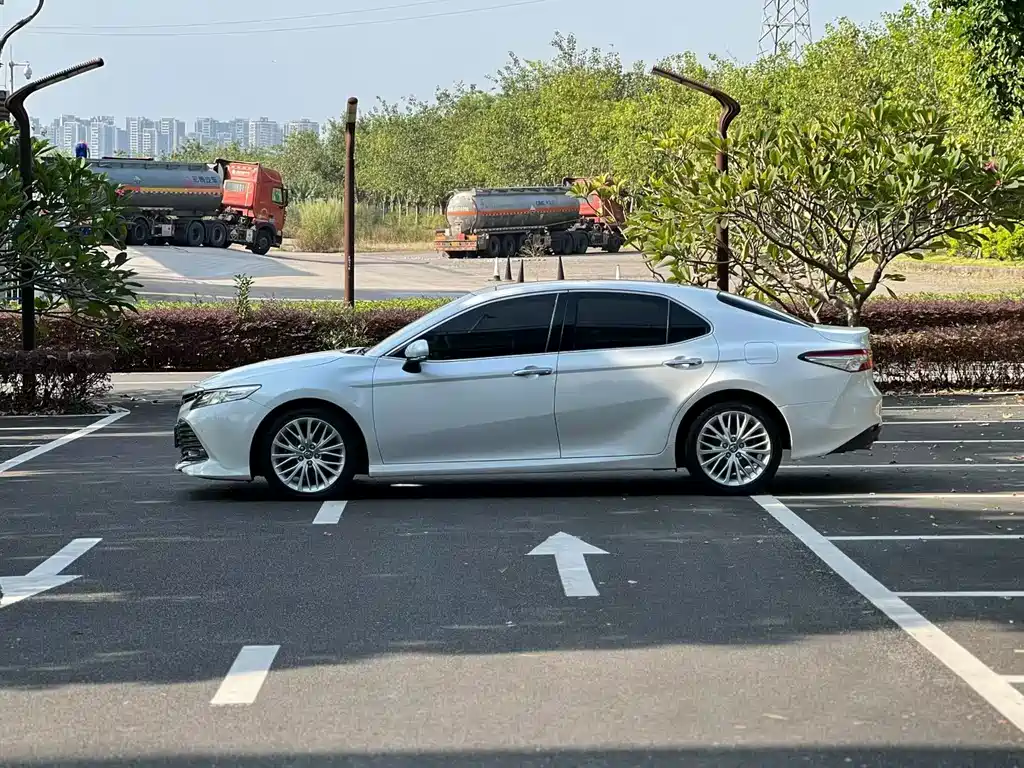 Toyota Camry — миниатюра 5