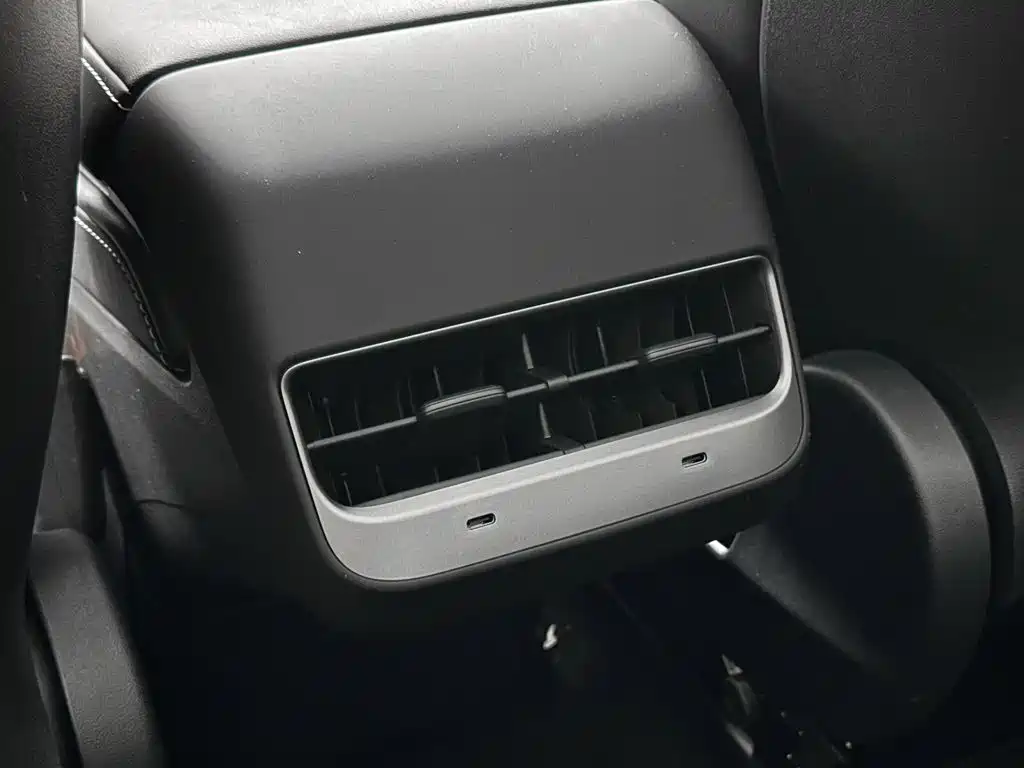 Tesla Model Y — миниатюра 18