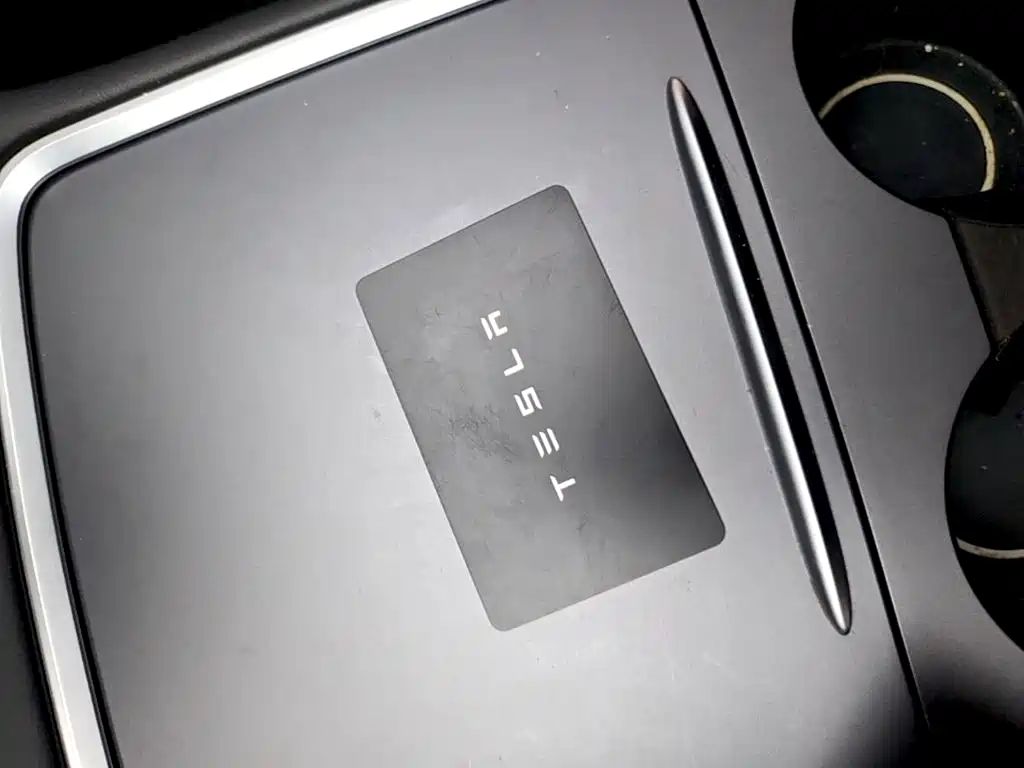 Tesla Model Y — миниатюра 9