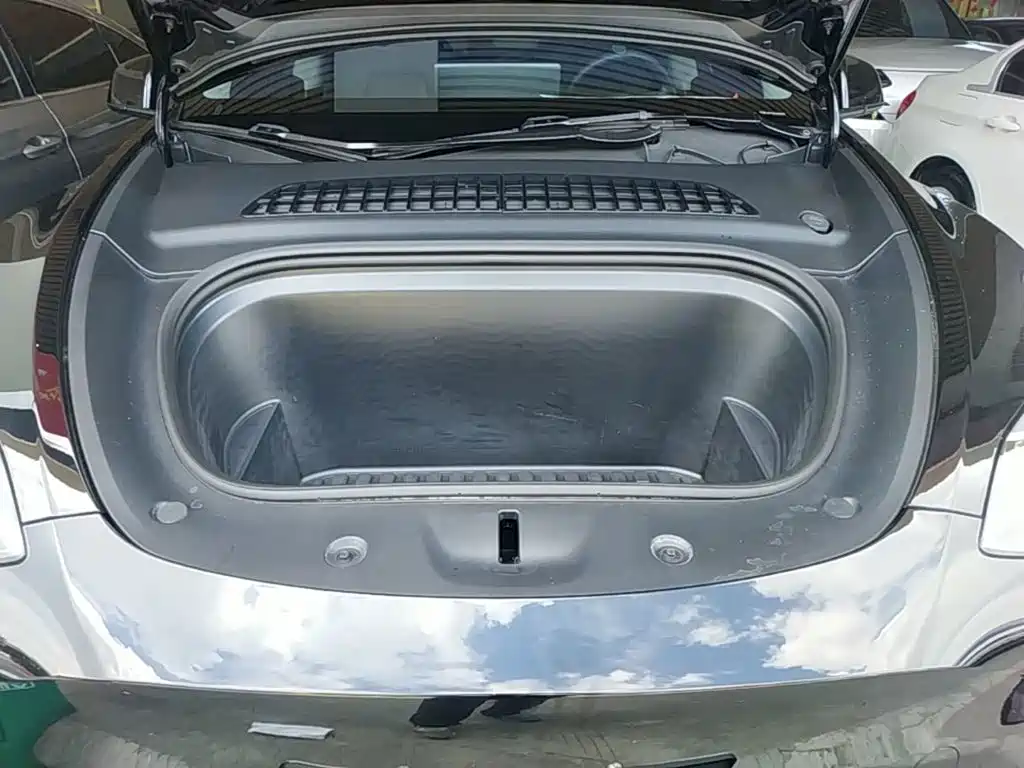 Tesla Model Y — миниатюра 20