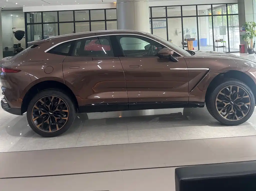 Aston Martin DBX 2024 4.0T V8