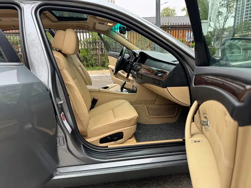 BMW 5 Series — миниатюра 13