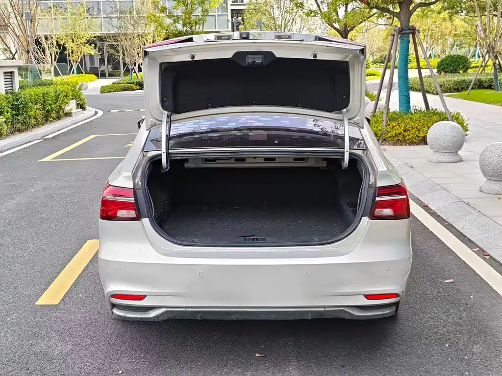 Roewe i6 New Energy — миниатюра 7