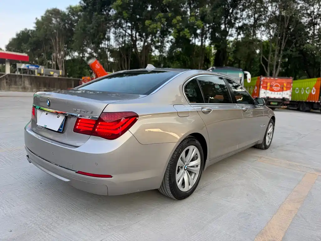 BMW 7 Series — миниатюра 21