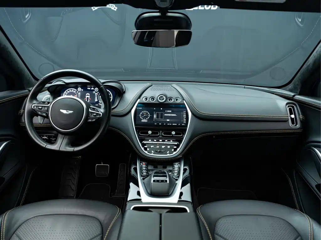 Aston Martin DBX 2022 — фото 21