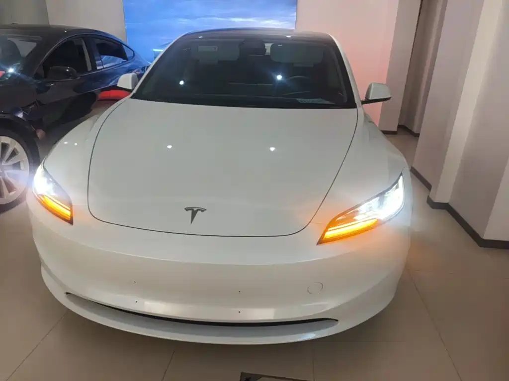 Tesla Model 3 — миниатюра 3