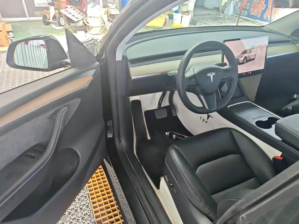 Tesla Model Y — миниатюра 16