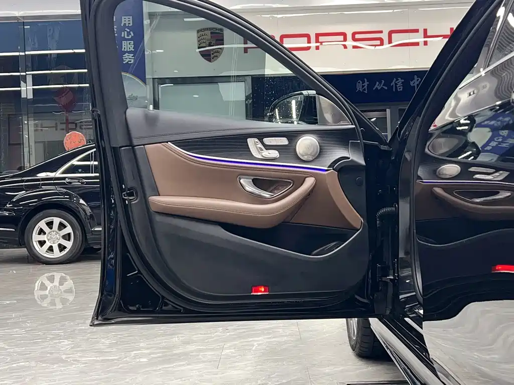 Mercedes-Benz E-Class — миниатюра 11