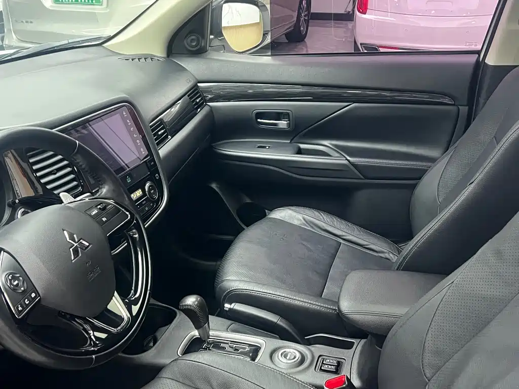 Mitsubishi Outlander — миниатюра 16