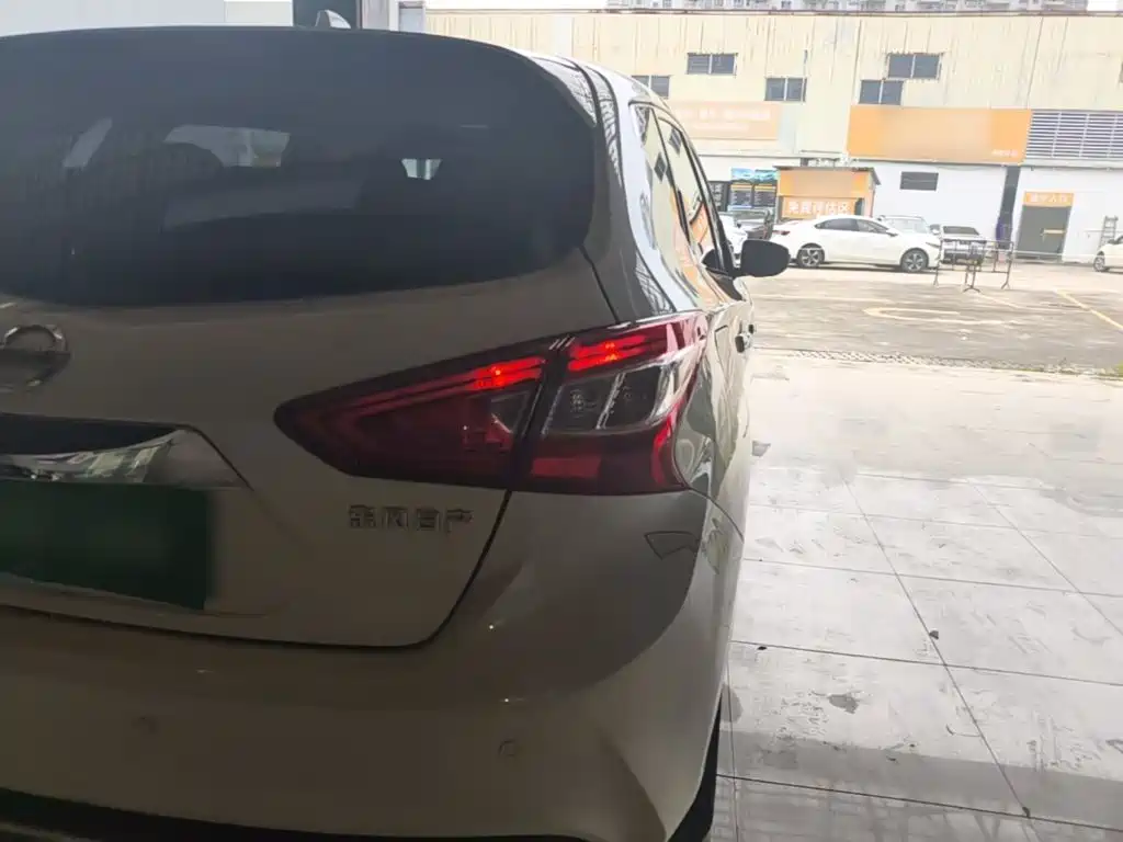 Nissan Tiida — миниатюра 8